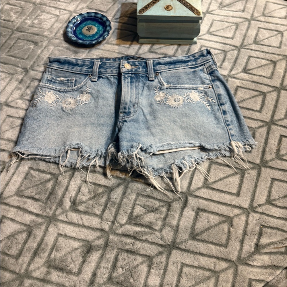 ❤️ 4 for $15 EUC Abercrombie & Fitch Denim Frayed Hem Shorts w Floral Detail